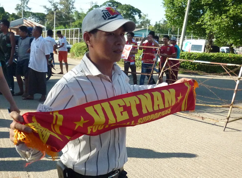 Hàng ngàn cổ động viên ùn ùn kéo về sân Thuwanna ảnh 4 Hàng ngàn cổ động viên ùn ùn kéo về sân Thuwanna ảnh 4